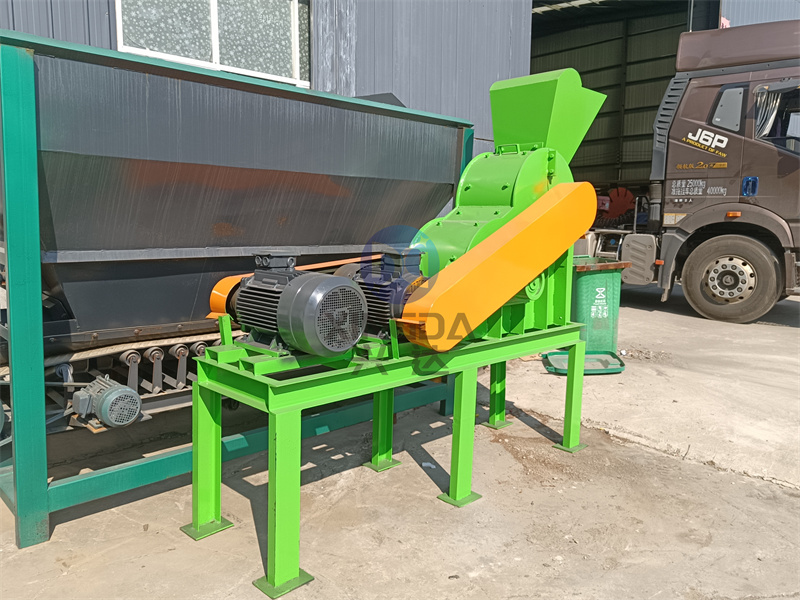 根据客户需求设计的蘑菇渣双级粉碎机的结构特点