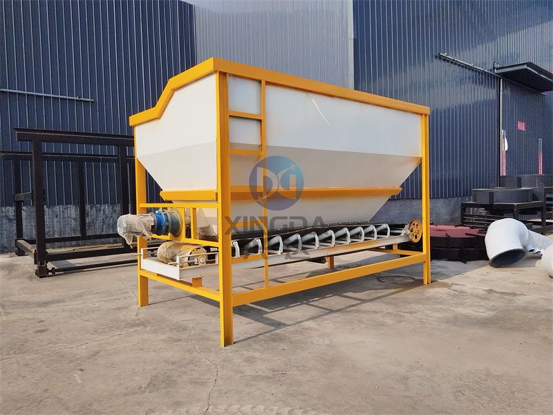 为湖北用户制作的铲车料仓在整条生产线中的作用