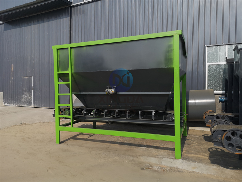 为山西汾阳客户讲解使用有机肥铲车料仓的好处