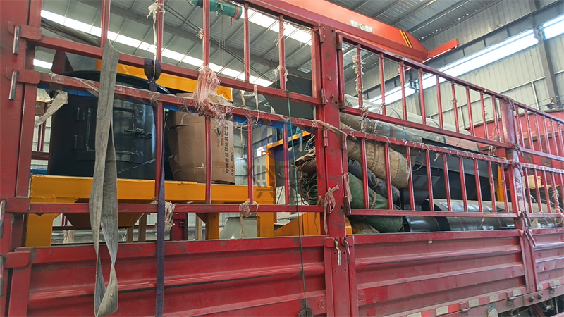 有机肥设备造粒机,筛分机发货现场