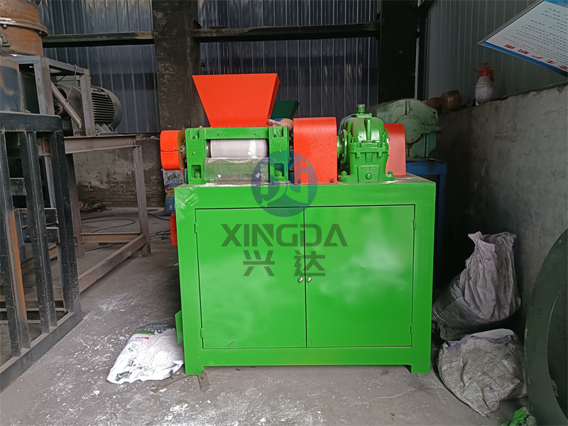 牛粪有机肥生产线中的对辊挤压造粒机的操作方法