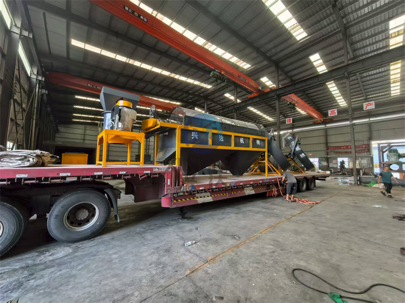 圆盘造粒机与立式粉碎机发货现场